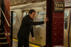 Dexter na York Street Station - não mais se escondendo nas sombras, mas movendo-se por uma cidade construída em sistemas que ele agora caça de dentro. (Fonte da imagem: Paramount Plus)