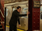 Dexter na York Street Station - não mais se escondendo nas sombras, mas movendo-se por uma cidade construída em sistemas que ele agora caça de dentro. (Fonte da imagem: Paramount Plus)