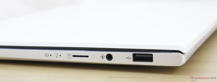 Certo: Leitor MicroSD, áudio combinado de 3,5 mm, USB-A 2.0