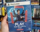 Uma rara caixa promocional chinesa do “PlayStation Play Has No Limits” comemorativa do 10º aniversário