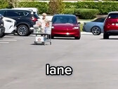 Tesla em modo ASS navega no trânsito de Costco (Fonte da imagem: KyleKruegerr/IG)