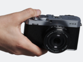Câmera compacta de lente intercambiável Fujifilm X-E4 na mão