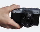 Câmera compacta de lente intercambiável Fujifilm X-E4 na mão