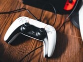 Uma imagem de um comando da PS5 ao lado de uma Nintendo Switch