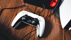 Uma imagem de um comando da PS5 ao lado de uma Nintendo Switch