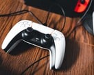 Uma imagem de um comando da PS5 ao lado de uma Nintendo Switch