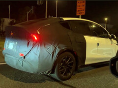 O suposto Tesla Model Y mais longo em teste. (Fonte da imagem: Veo/X)