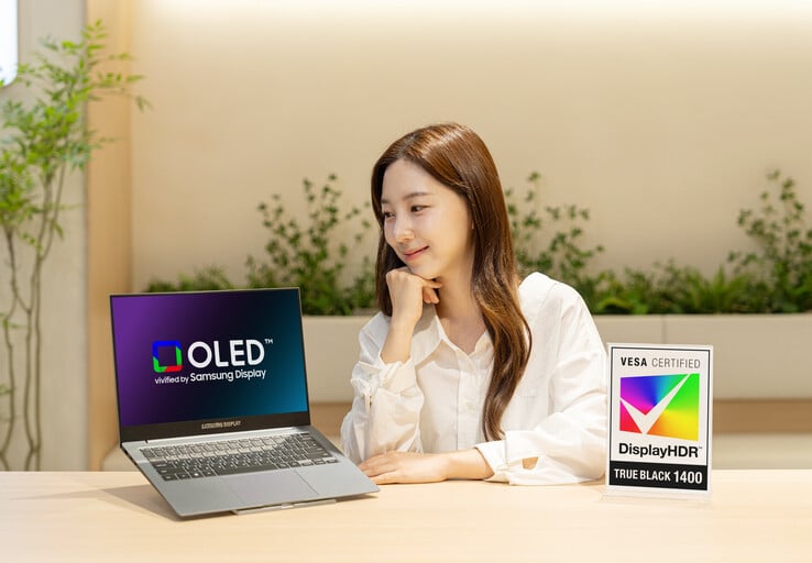 Painel OLED da Samsung Display, certificado pela VESA DisplayHDR True Black 1400, em um laptop Lenovo Yoga Pro 9i Aura Edition.