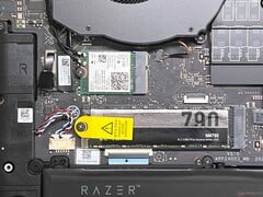 Um dos dois SSDs M.2 2280 e adaptador Wi-Fi