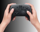 Nintendo Switch 2 Pro Controller sujeito a desmontagem mostrado em mãos (Fonte da imagem: Nintendo of America com edições)