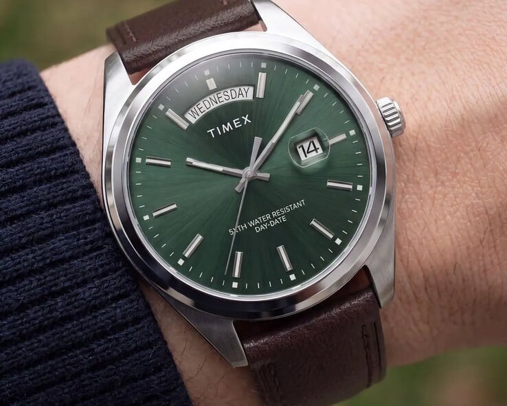 O Timex Legacy Day and Date no pulso, com um mostrador verde com efeito raios de sol.