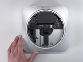 O Mac mini permanece fácil de abrir, mas difícil de reparar. (Fonte da imagem: Brandon Geekabit)