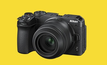 A primeira lente Nikkor prime da Nikon para câmeras DX mal se destaca na frente da alça do corpo da Nikon Z30. (Fonte da imagem: Nikon)