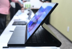 O OneMix 5 suportará várias posturas, incluindo um fac-símile do Surface Laptop Studio. (Fonte da imagem: PC Watch)