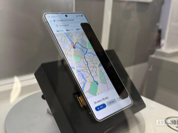 Um telefone Samsung Galaxy com uma versão mais recente do Privacy Display, bloqueando cerca de um terço da tela.