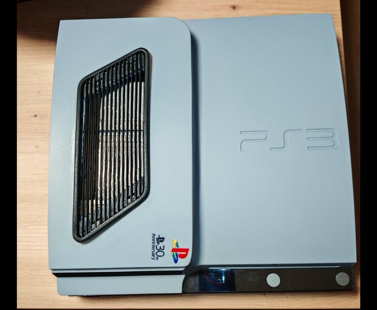 Vista superior do PS3 Slim Pro personalizado cinza-prateado fosco com detalhes em preto, com uma grade ventilada e o logotipo do 30º aniversário do PlayStation no gabinete. (Fonte da imagem: Fun-Equivalent-7785 via Reddit / r/PS3)