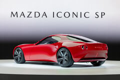 A traseira curta e a distribuição central de peso devem tornar o Iconic SP um carro bastante divertido. (Fonte da imagem: Mazda)
