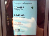 Superchargers V4 da Tesla, com pagamento por meio de tap-to-pay, aparecem no Reino Unido (imagem: James Court/X)