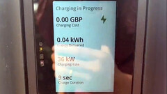 Superchargers V4 da Tesla, com pagamento por meio de tap-to-pay, aparecem no Reino Unido (imagem: James Court/X)