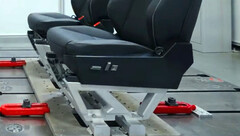 O formato arrojado do Cybertruck é imitado pelos botões de ajuste do assento (imagem: Tesla)