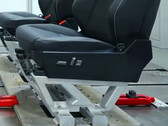 O formato arrojado do Cybertruck é imitado pelos botões de ajuste do assento (imagem: Tesla)