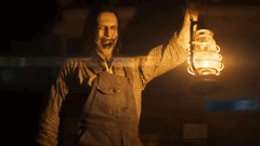 Uma figura sinistra segurando uma lanterna dá a entender os horrores que estão por vir na série The Conjuring (Fonte da imagem: Warner Bros)