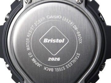 Close-up do fundo da caixa em aço inoxidável gravado do Casio G-Shock x F.C. Real Bristol DW-6900, mostrando o logotipo do Bristol e a gravação “2026”.