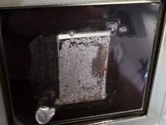 Os dissipadores de calor do PS5 não estão imunes aos efeitos a longo prazo da corrosão por gálio, como demonstra esta superfície de contato permanentemente danificada.
