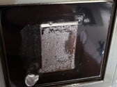 Os dissipadores de calor do PS5 não estão imunes aos efeitos a longo prazo da corrosão por gálio, como demonstra esta superfície de contato permanentemente danificada.