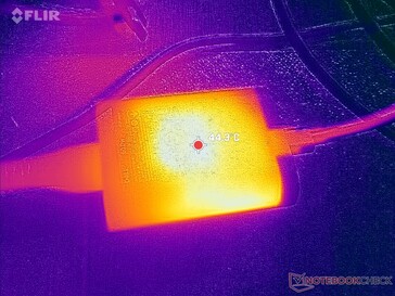 O adaptador CA pode atingir mais de 44 °C ao executar cargas exigentes