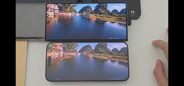 Galaxy S24 Ultra (em cima) vs iPhone 15 Pro Max (embaixo). (Fonte: Ice Universe on X)