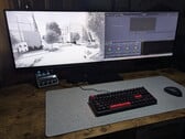 O Innocn E49M1R exibe um desenho técnico à esquerda e o DaVinci Resolve à direita.