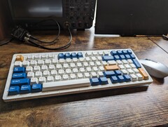 O teclado mecânico MelGeek Modern97 combina um visual exclusivo com uma experiência de digitação suave