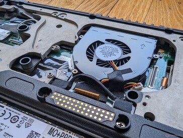 A solução de resfriamento consiste em um ventilador de 40 a 45 mm e um tubo de calor curto