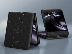 O preto parece ser o tema deste ano para o Motorola Razr 70 Swarovski Edition.
