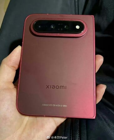 Uma imagem do Xiaomi 18 Fold mostrando sua ampla parte traseira.