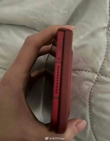 O Xiaomi 18 Fold visto de perfil.