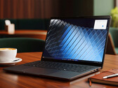 O Dell Pro 5 Series 14 (P514260) apresenta uma tampa superior, um apoio para as mãos e uma tampa inferior em alumínio.
