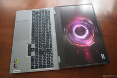 A escolha entre o LOQ 15 e o Legion 5 15 depende do orçamento e das demandas (Fonte da imagem: Notebookcheck)