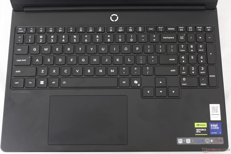 O modelo possui iluminação RGB de zona única e teclas de seta maiores do que as do LOQ Essential, que é mais barato