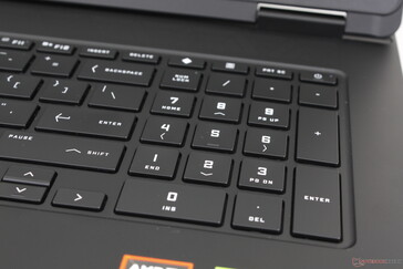 Teclado numérico relativamente espaçoso, mas com teclas de seta apertadas