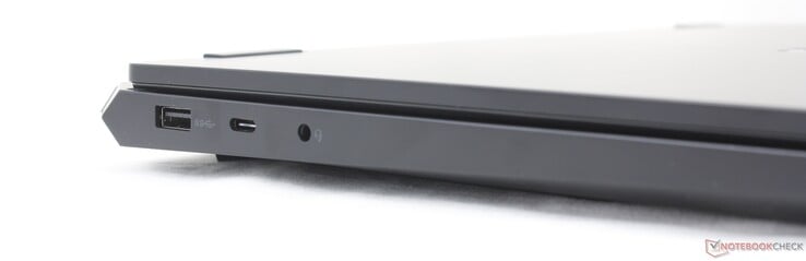 À esquerda: USB-A (5 Gbps), USB-C com DisplayPort 1.4 + Power Delivery (10 Gbps), fone de ouvido de 3,5 mm