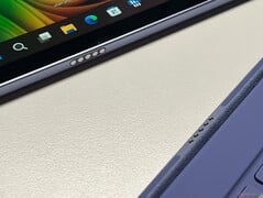 Parte inferior: Pinos Pogo para a tampa do teclado