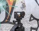 DJI Osmo Action 6 em frente a um muro grafitado