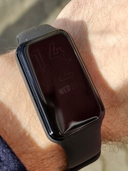 Legibilidade da exposição AMOLED da Amazfit Band 7 ao sol