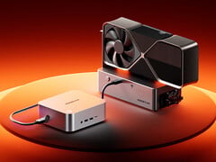 O Maco-L 7735U possui portas OCuLink e USB4. Na foto: uma configuração de eGPU com o mini PC.