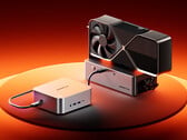 O Maco-L 7735U possui portas OCuLink e USB4. Na foto: uma configuração de eGPU com o mini PC.