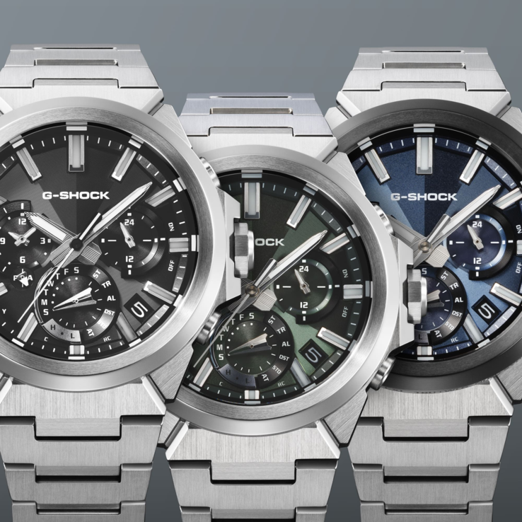Linha Casio G-Shock G-Steel GST-W1000D, da esquerda para a direita: o GST-W1000D-1A preto, o GST-W1000D-3A verde e o GST-W1000AD-2A azul.