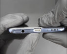 Il Samsung Galaxy A51 è stato modificato con una porta lightning (immagine via Ken Pi su YouTube)