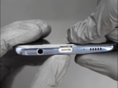 A Samsung Galaxy A51 foi modificada com uma porta relâmpago (imagem via Ken Pi no YouTube)